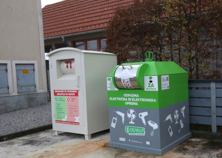 ZBIRALNIK ZA UPORABNA OBLAČILA IN OBUTEV UNEC 03 FOTO LJUBO VUKELIČ